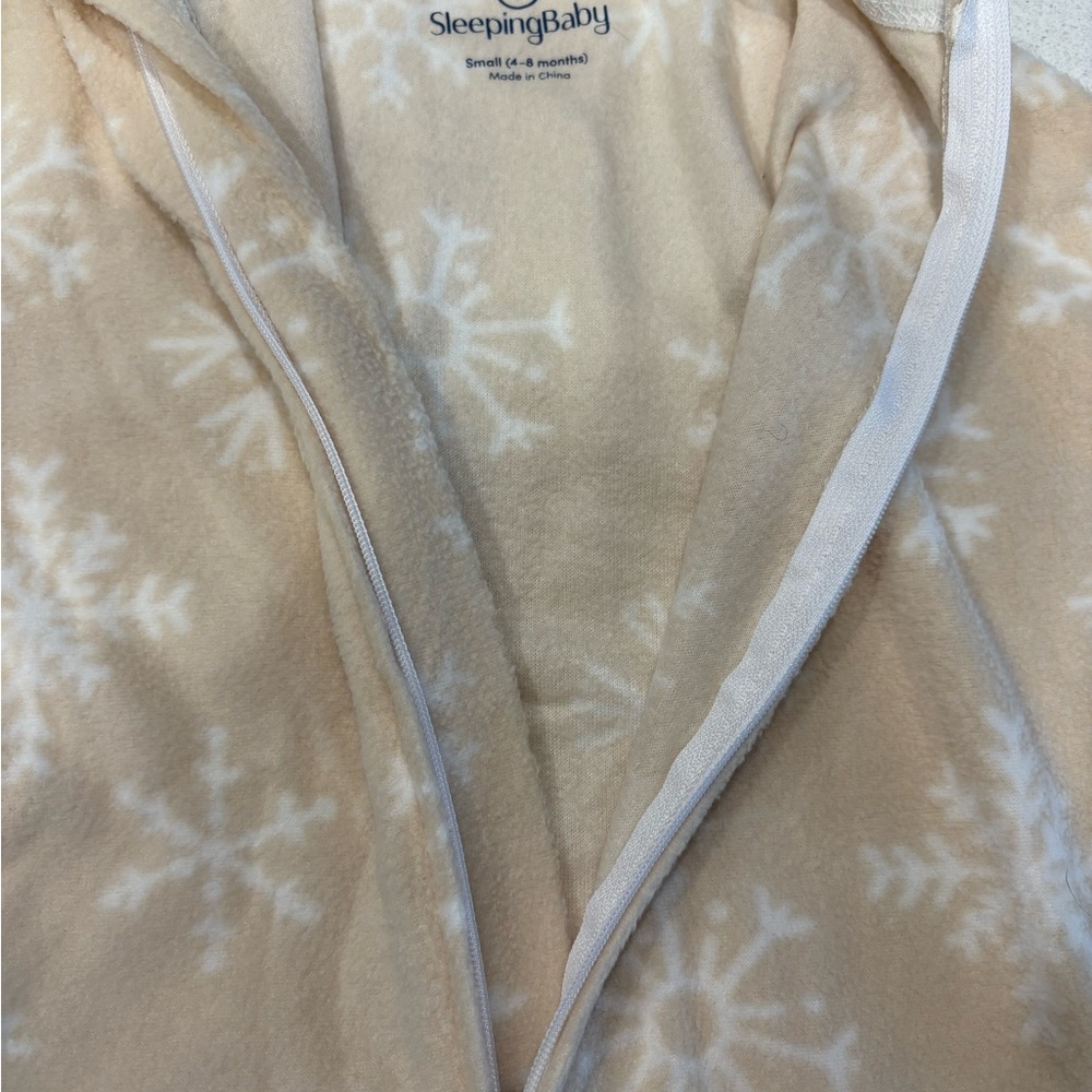 Snowflake Patterned Baby Swaddle - Picture 5 of 7